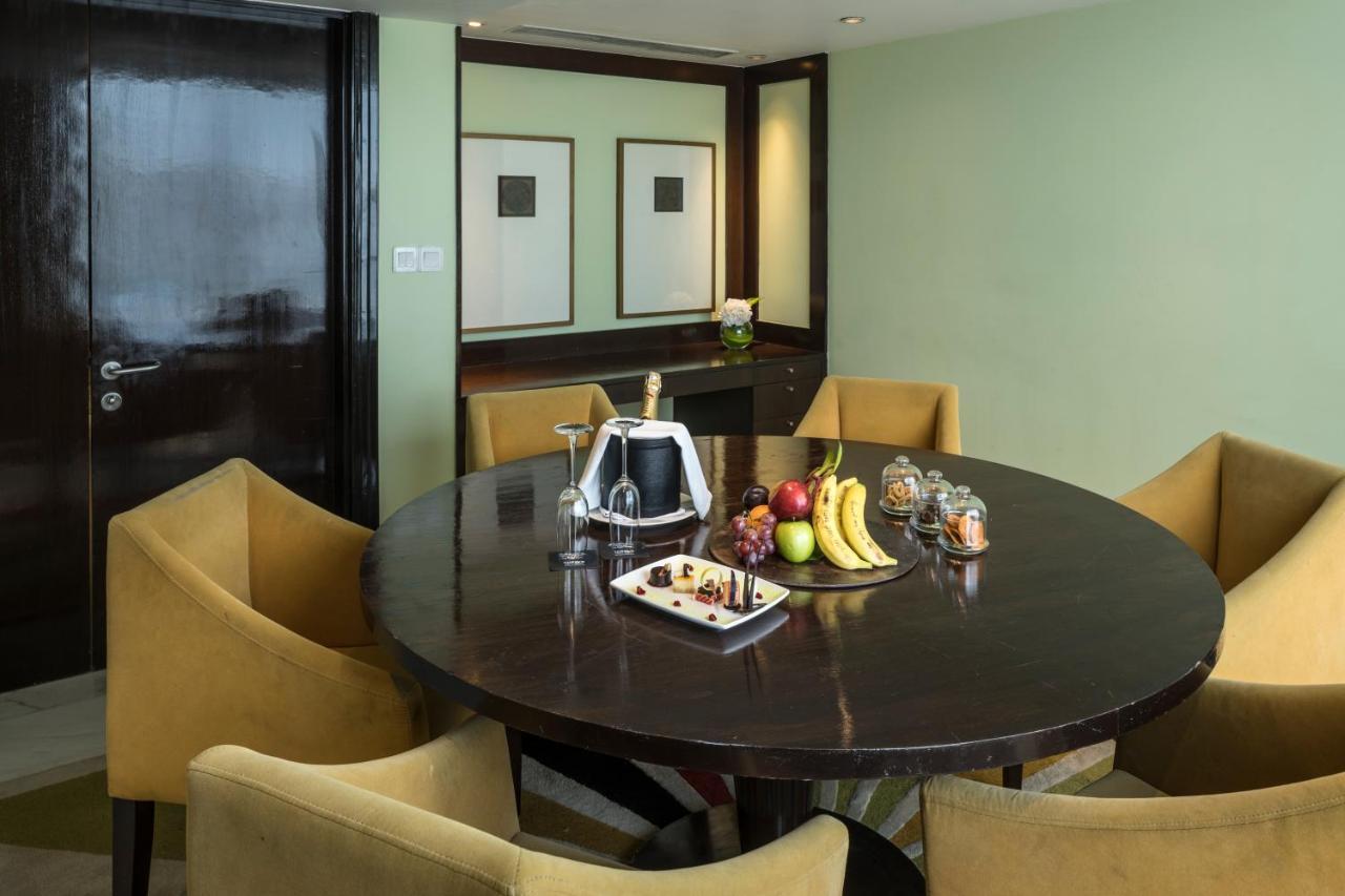 Hotel The Park Chennai Extérieur photo A table set for afternoon tea