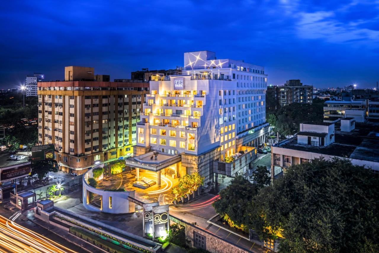 Hotel The Park Chennai Extérieur photo The hotel at night