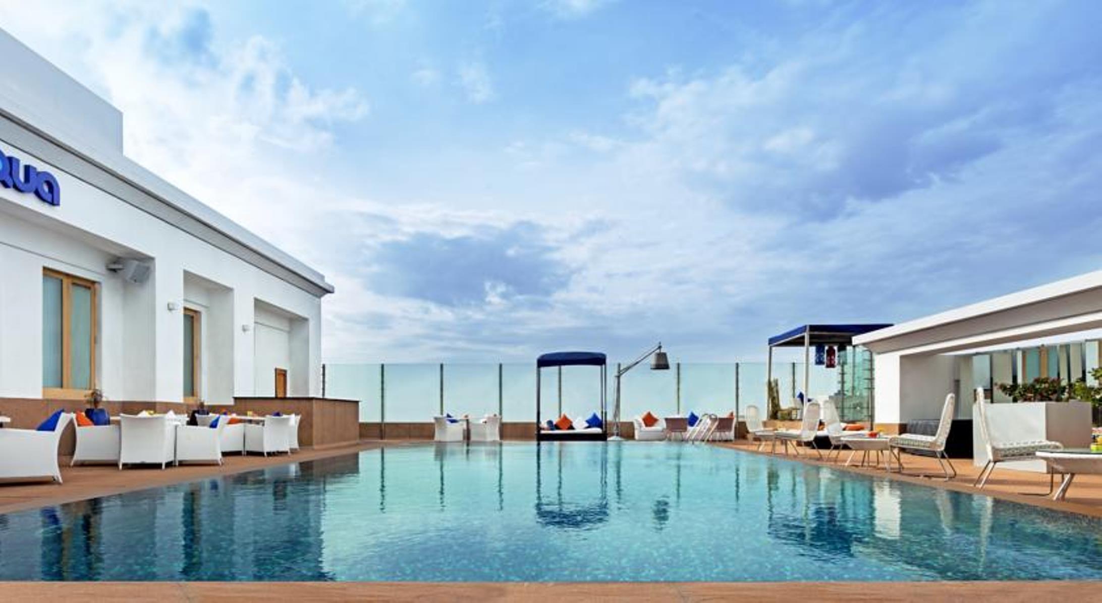 Hotel The Park Chennai Extérieur photo The pool at the hotel