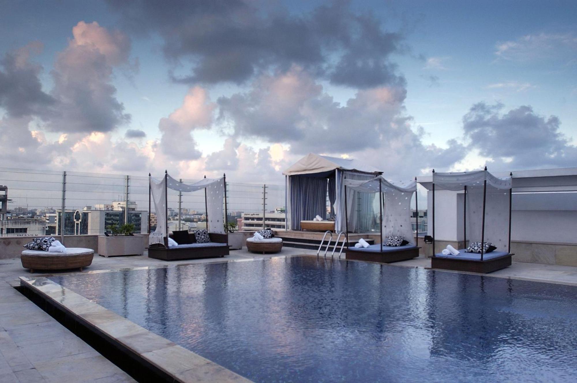 Hotel The Park Chennai Extérieur photo Rooftop pool at the hotel